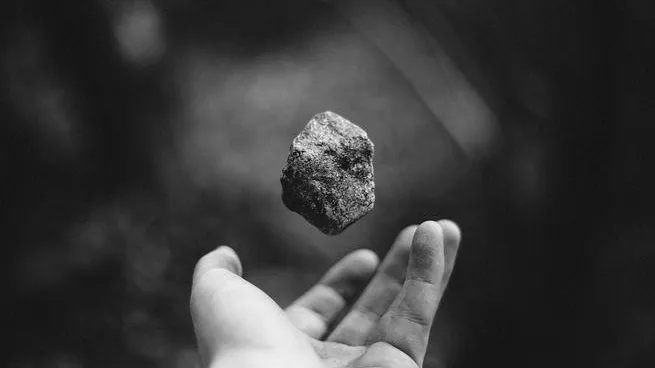 В Севастополе мужчина при помощи камня похитил из машины крупную сумму денег