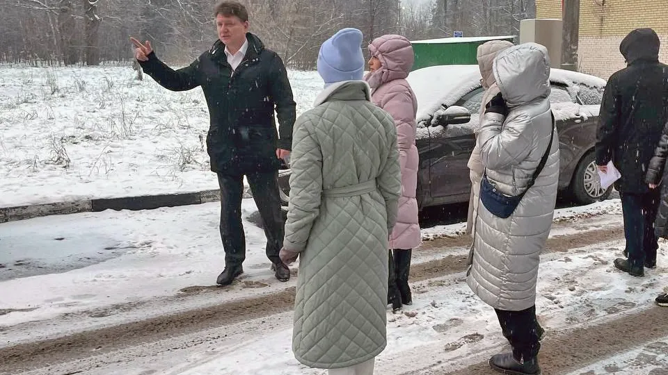 Замглавы Александр Столбов (слева) в поселке Биокомбината. Фото: пресс-служба администрации г.о. Лосино-Петровский