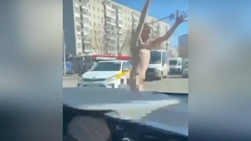 Житель Люберец переполошил автомобилистов, бегая голышом по дороге