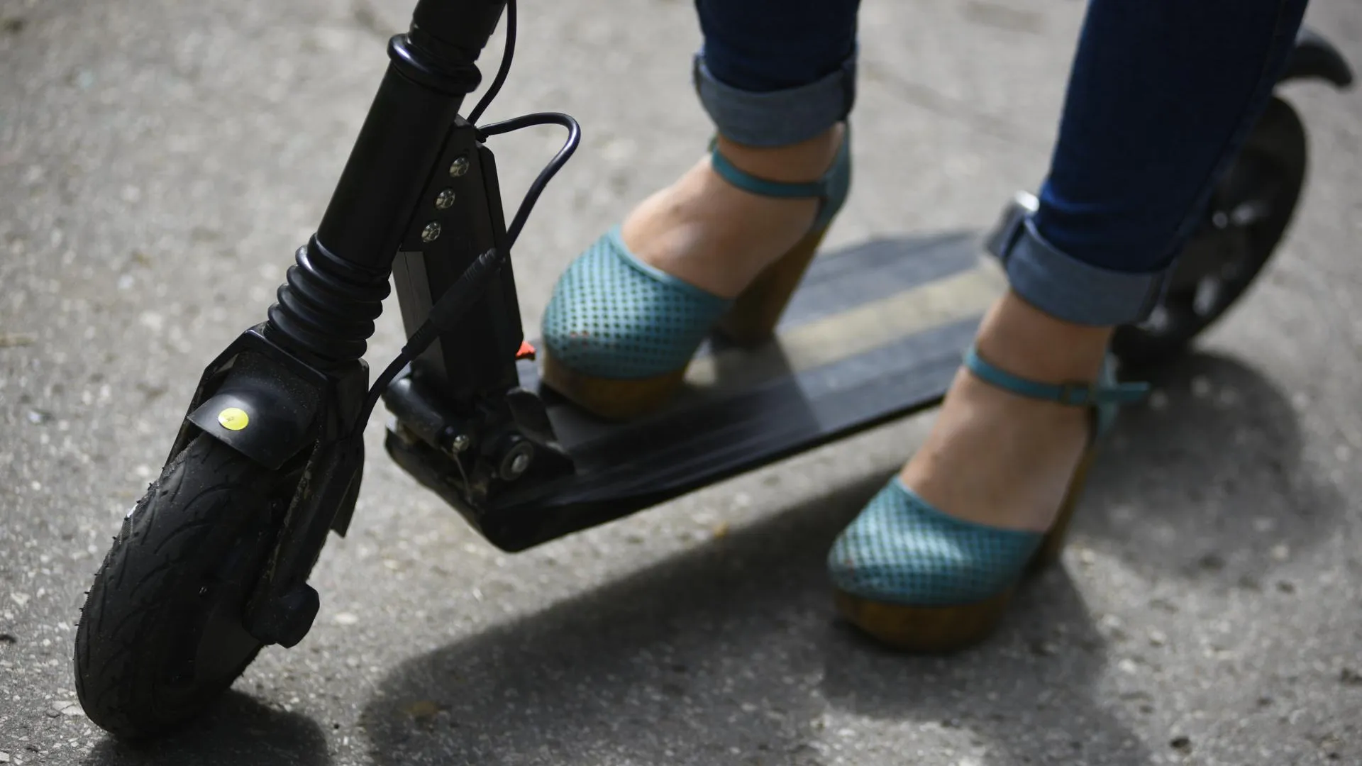 В столице зафиксировали электросамокаты с заклеенными регистрационными номерами