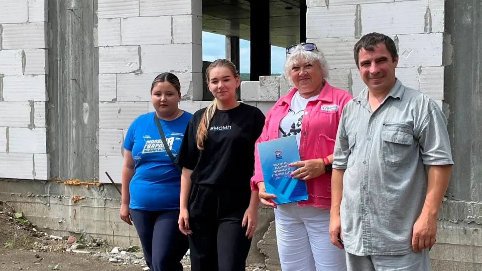 Фермер Николай Иванов (крайний справа). Фото: vk.com/Елена Белкина