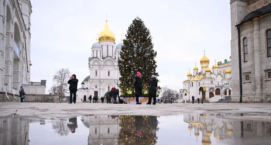 Главная новогодняя елка на Соборной площади московского Кремля