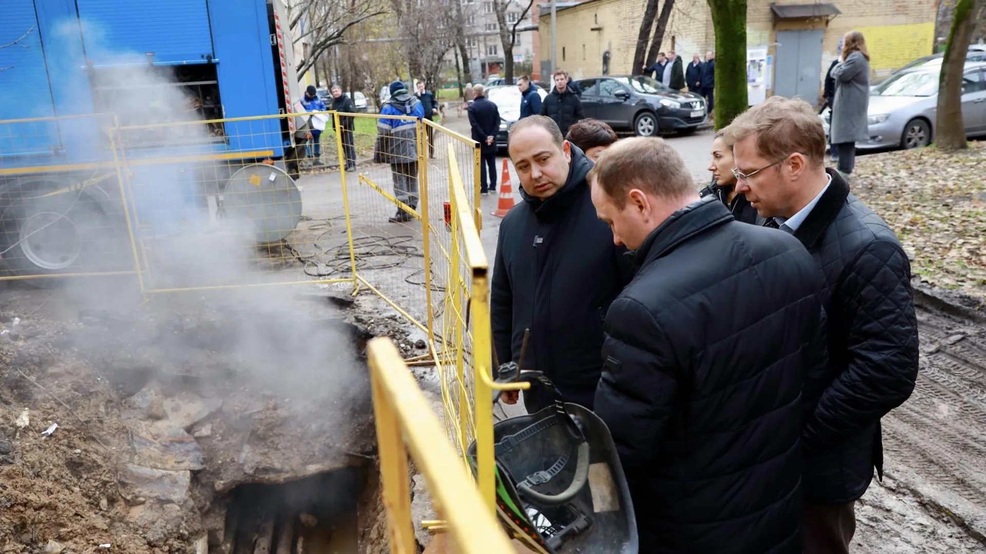 В подмосковных Химках оперативно устраняют аварию на трубопроводе