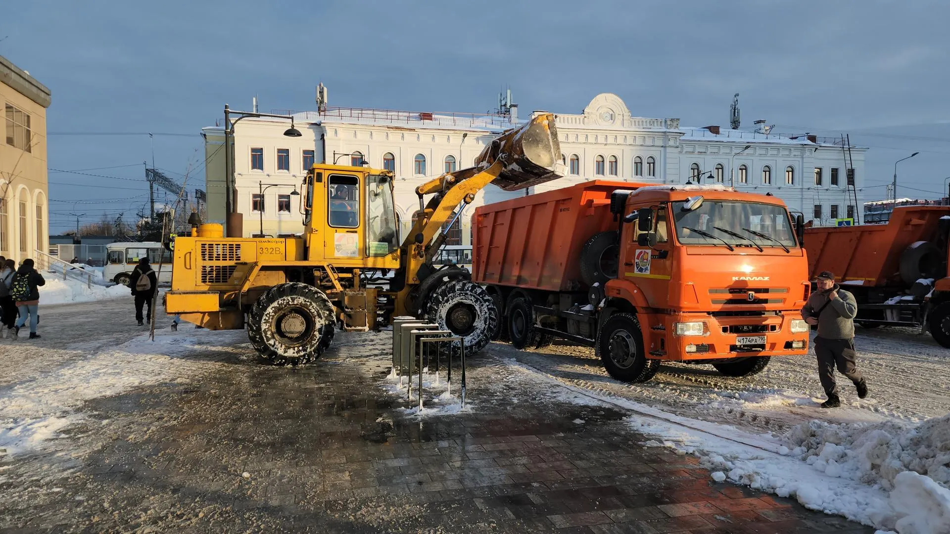 В подмосковном Серпухове круглосуточно убирают выпавший снег