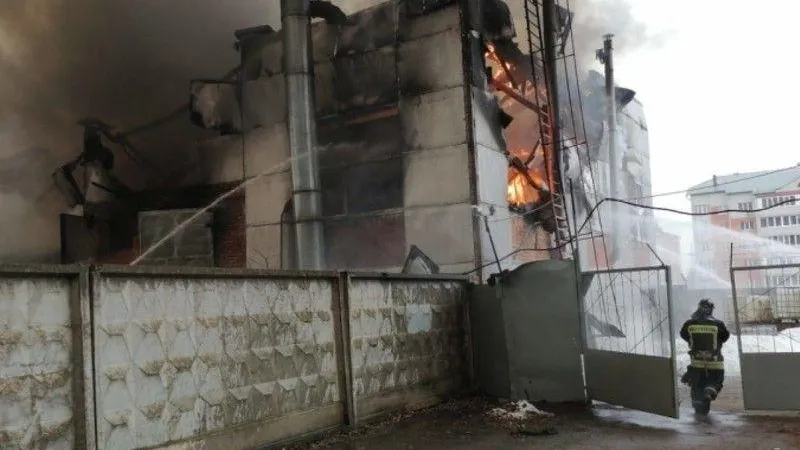 Пожар произошел на предприятии по производству детских площадок в Бронницах