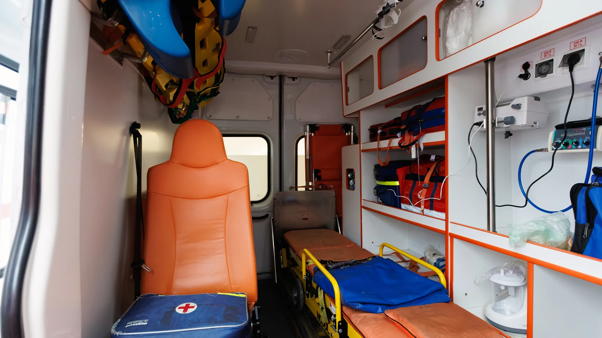 Автомобиль скорой помощи готов к выехать к пациентам