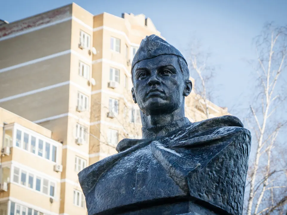 Монумент Герою СССР В.Ф. Полякову в центре Ступина. Фото: Юрий Котов<br>