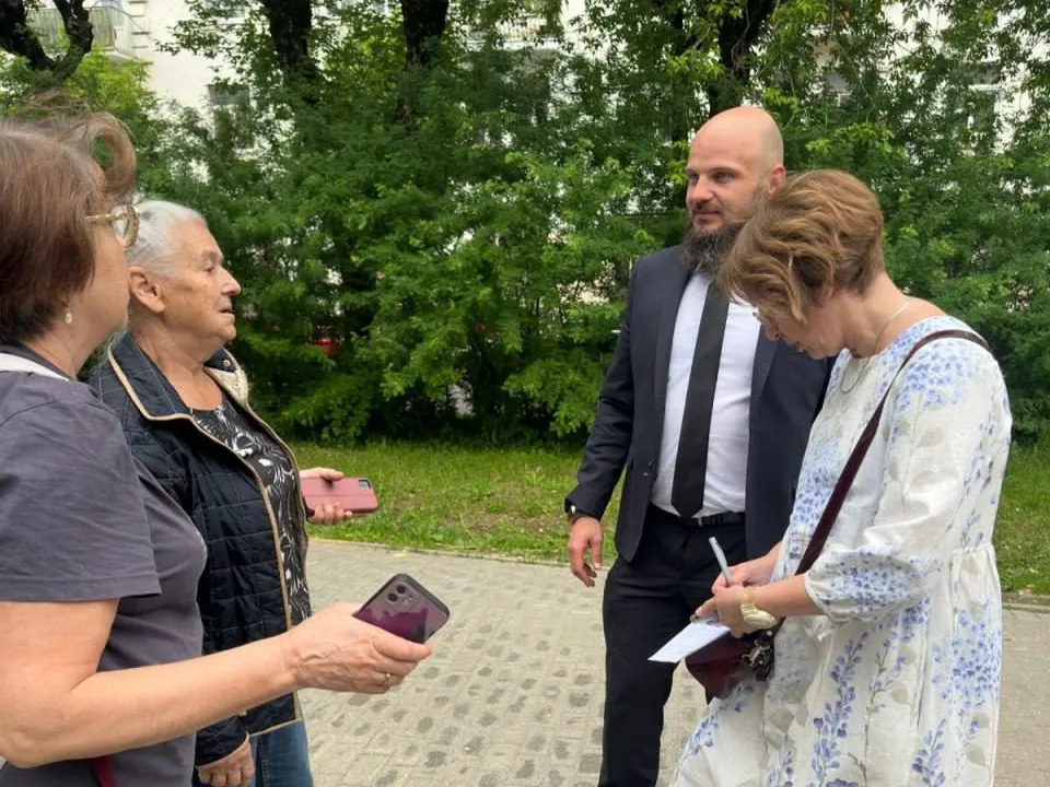 Павел Никишкин осматривает объект и общается с жителями. Фото: пресс-служба Администрации г. о. Фрязино