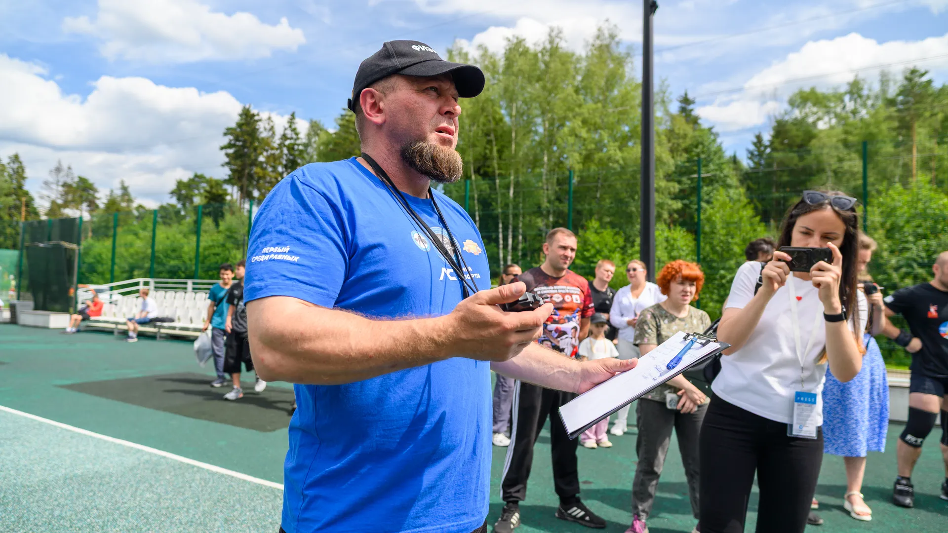 Судья на спортивных соревнованиях в День молодежи в Пестовском парке округа Балашиха