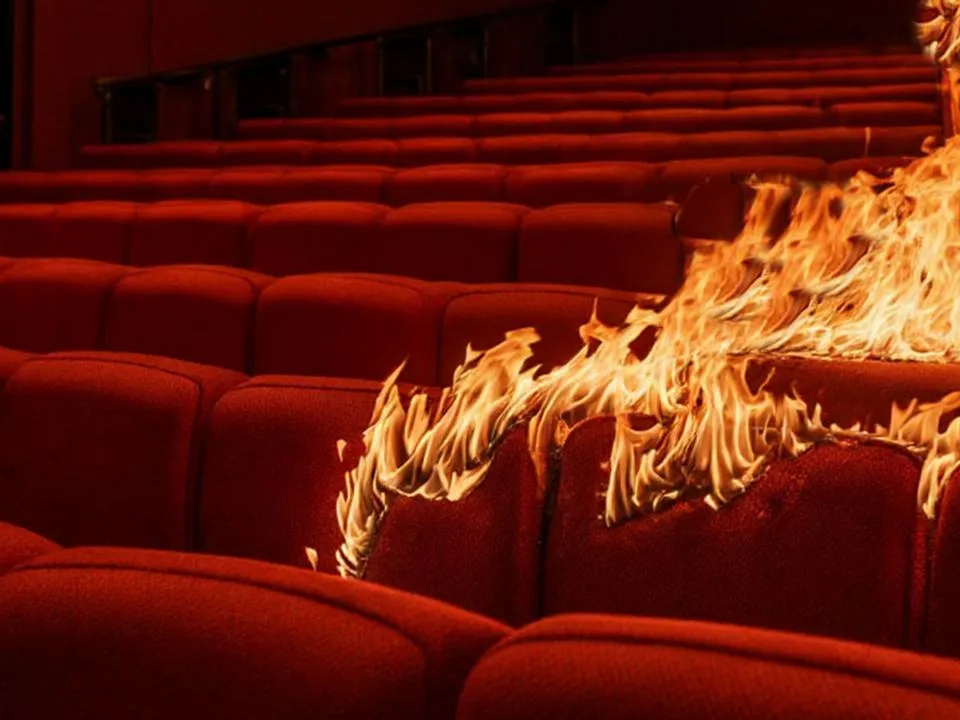 Действовал по приказу неизвестных: что грозит подростку, устроившему поджог в кинозале ТЦ «Авиапарк»