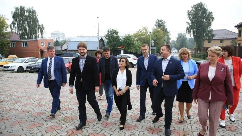 Общественники проверили готовность нового кабинета КТ и ремонт сквера в Долгопрудном