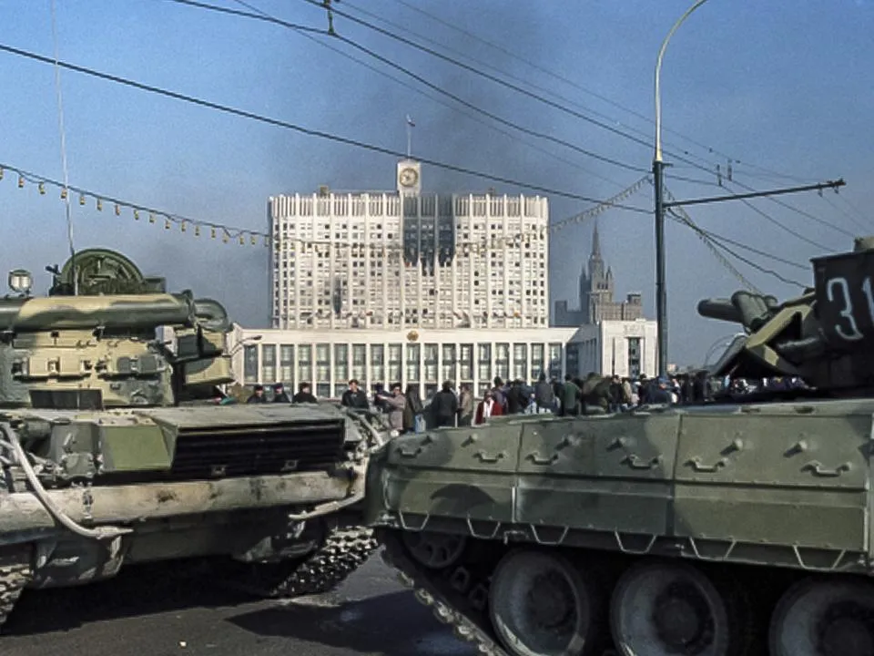 «Американская ведущая нервно курила»: стало известно, откуда взяли кадры расстрела Белого дома в Москве