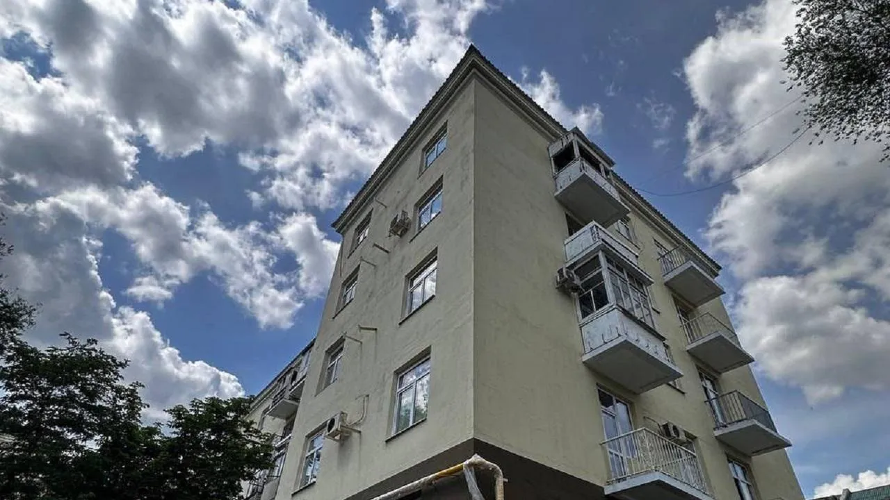 Специалисты из Подмосковья контролируют ремонтные работы в одном из МКД в Мариуполе