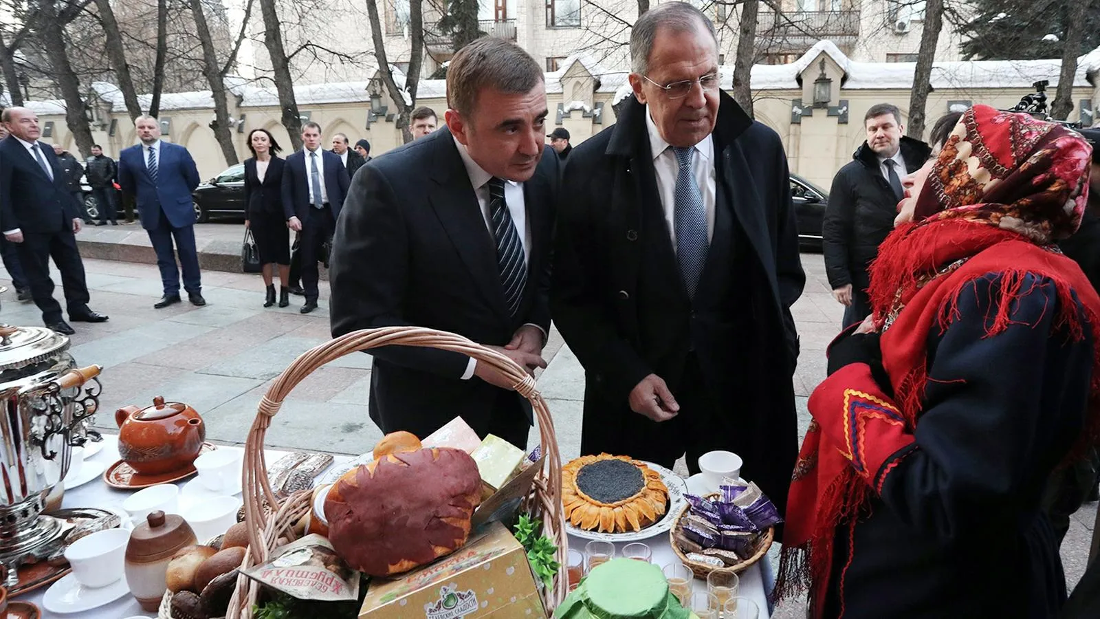 Министр иностранных дел России Сергей Лавров и губернатор Тульской области Алексей Дюмин на ярмарке в Туле. MFA Russia Press Service