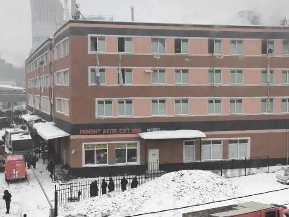 «Люди прыгают в окна»: очевидцы рассказали, как рабочие-мигранты спасаются от пожара в хостеле в Москве