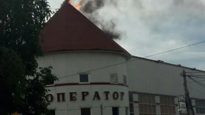 В Волоколамске в центре города загорелся торговый центр