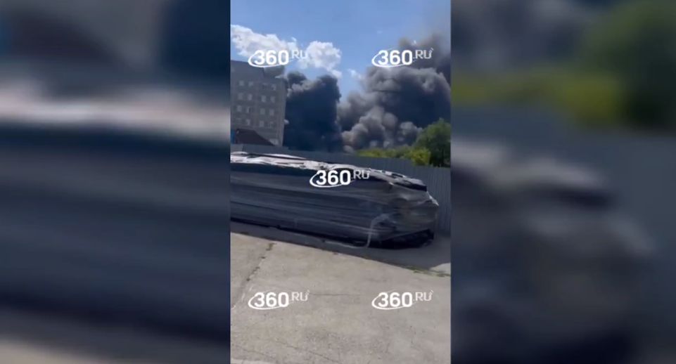 МЧС: склад и офисное здание горят в Ростове-на-Дону на площади 2,2 тысячи кв. м.