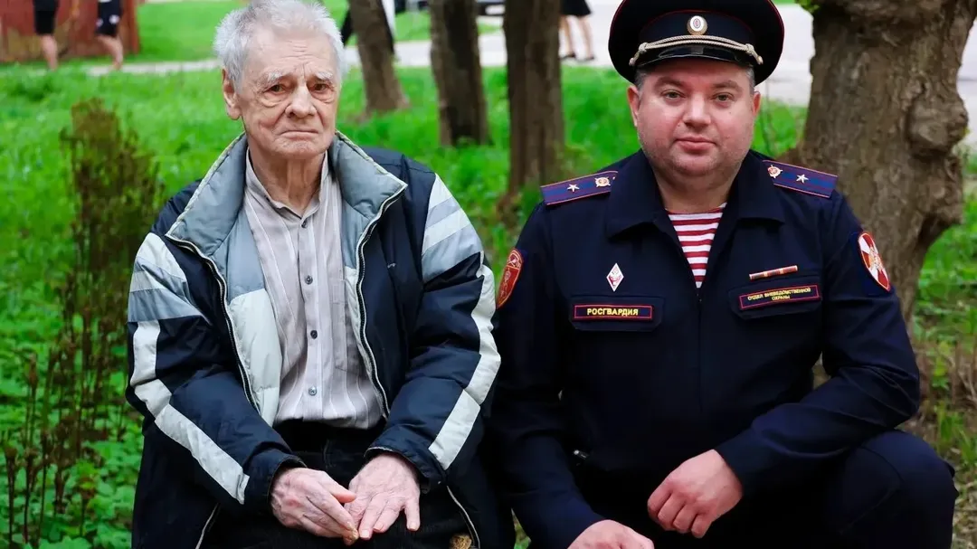 Бойцы Росгвардии поздравили ветерана Кондратьева в Павловском Посаде
