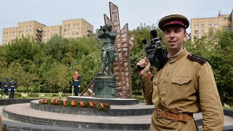 В Красногорске установили первый в мире памятник фронтовым кинооператорам
