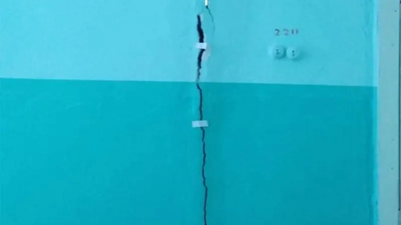 В ЕАО руководство школы залепило скотчем трещину в стене