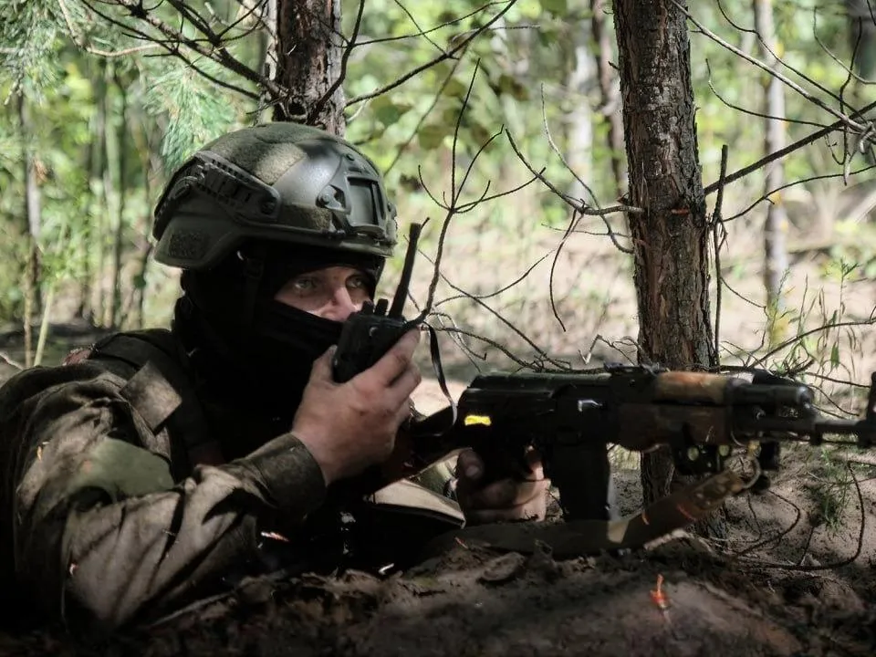 «Магазин отстреливается за четыре секунды»: опытный автоматчик прикрыл солдат РФ «по-сомалийски»