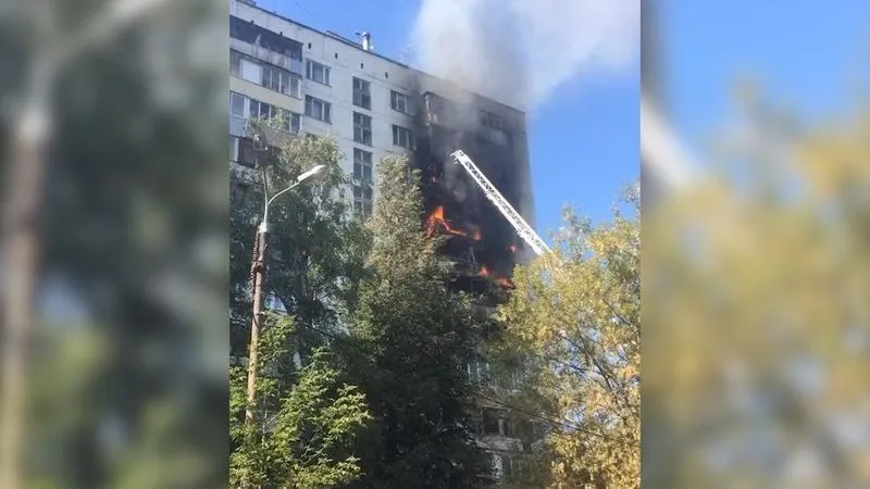 Дом в огне: пять этажей многоэтажки горят в Красногорске