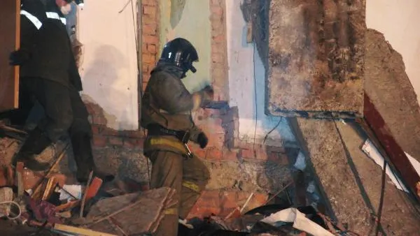 Пять авто оказались под завалами рухнувшего здания в Москве, там может быть человек