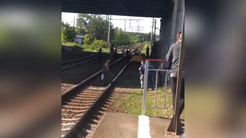 Таксист, объезжая пробку, застрял на ж/д путях под мостом в Реутове