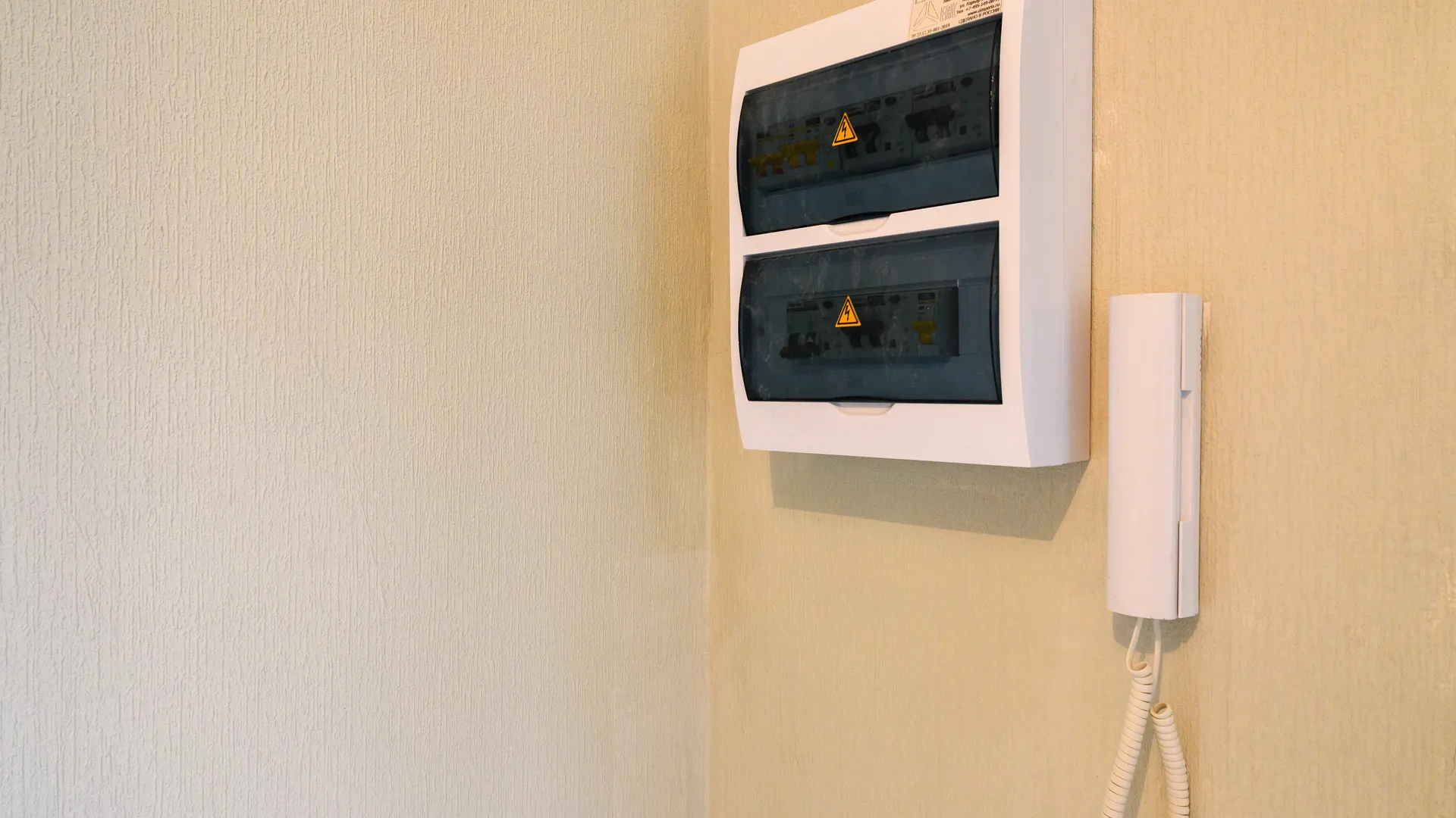 Индивидуальный электрический счетчик и домофон установлены в новой квартире дома для переселенцев