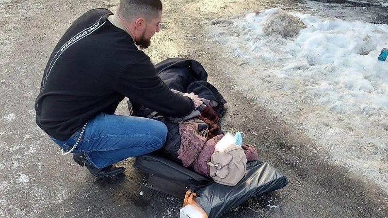 Прохожий спас женщину, повредившую бедро из-за гололеда в Люберцах