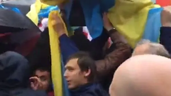 На согласованный митинг оппозиции в Москве пришли люди с флагом Украины