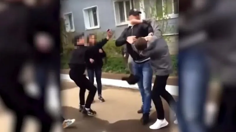 Мужчина и старушка подрались с подростками в Клину