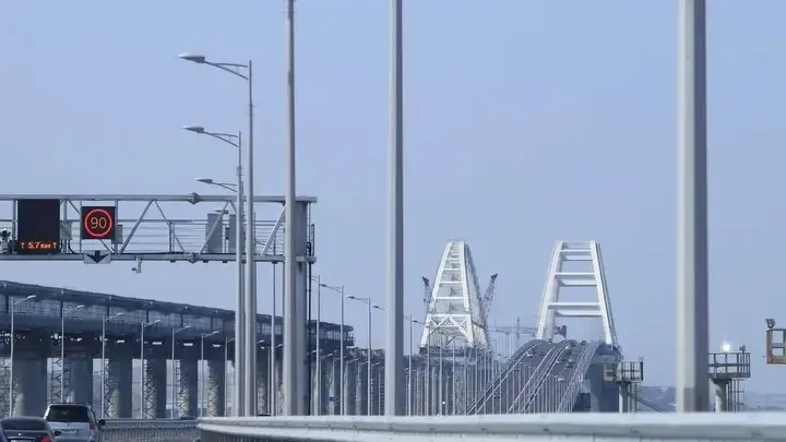 Около 1400 автомобилей четвертый час не могут въехать на Крымский мост, туристы изнывают от жары