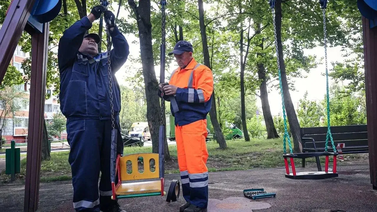 Почти три тысячи нарушений в содержании детских площадок устранили в Подмосковье за месяц