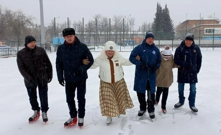 Глава Электростали Инна Волкова тестирует каток стадиона «Мир спорта Сталь». Фото: Ольга Ворошилова