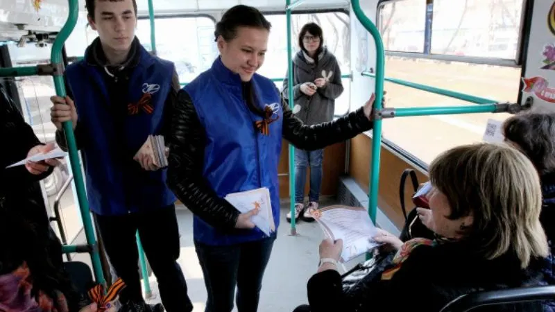 Письма-треугольники с синими платочками будут раздавать в столице 9 мая