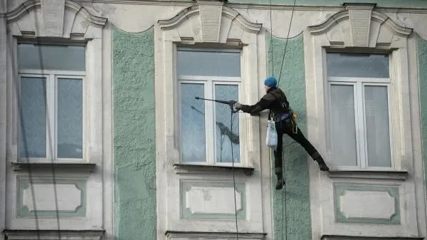 Промышленный альпинист в Щукино поднялся в квартиру по трубе и похитил сейф с драгоценностями