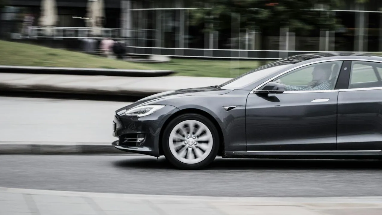 В центре Кемерова произошло ДТП с участием машины Tesla