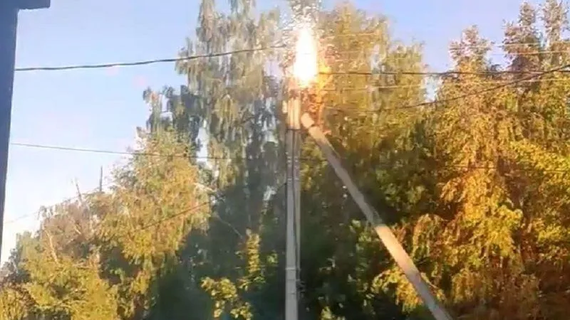 Горящие провода на деревянном столбе напугали жительницу деревни под Чеховым