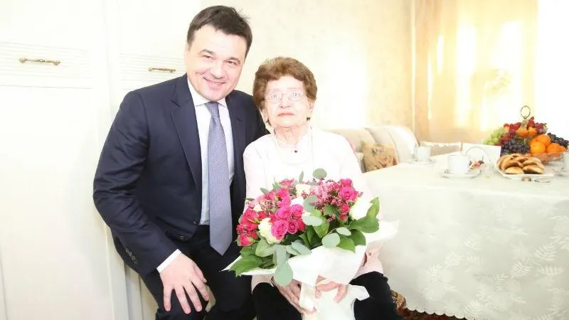 Воробьев поздравил одну из старейших жительниц Ногинска с юбилеем