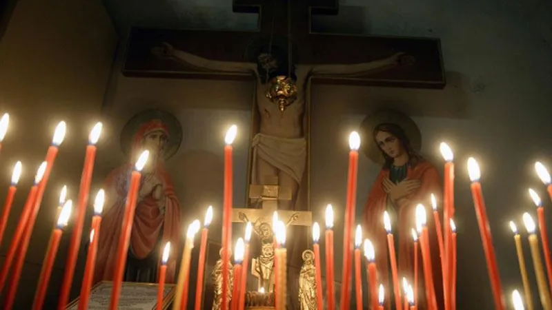 В Архангельске мужчина ограбил магазин и потратил деньги на свечи в церкви