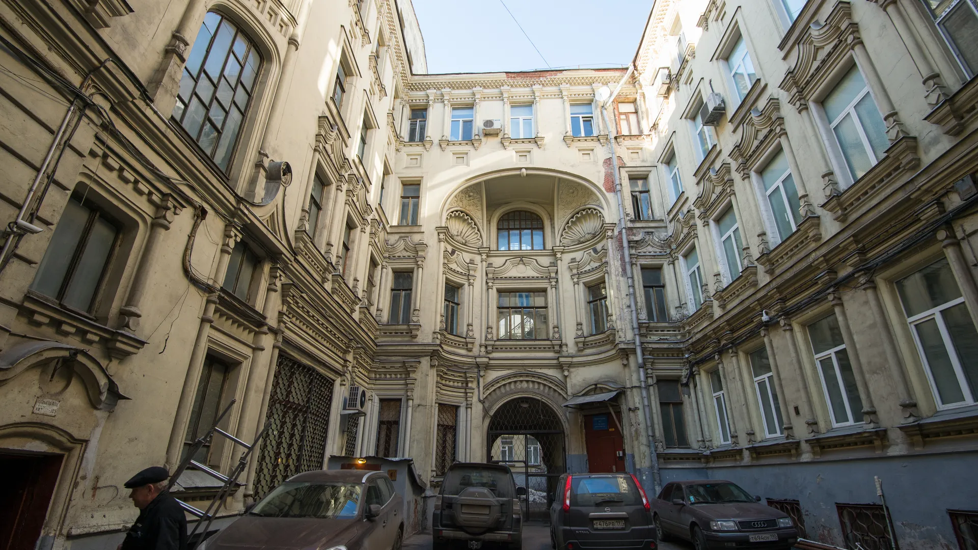 Двор-колодец Саввинского подворья на улице Тверская в Москве