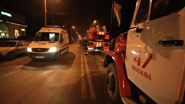 Автомобиль врезался в дерево и загорелся в Москве