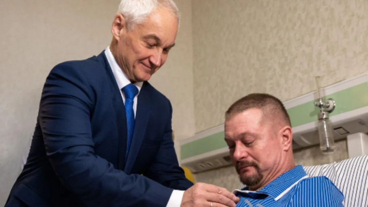 Глава МО РФ Белоусов шепотом обратился к раненному на СВО офицеру