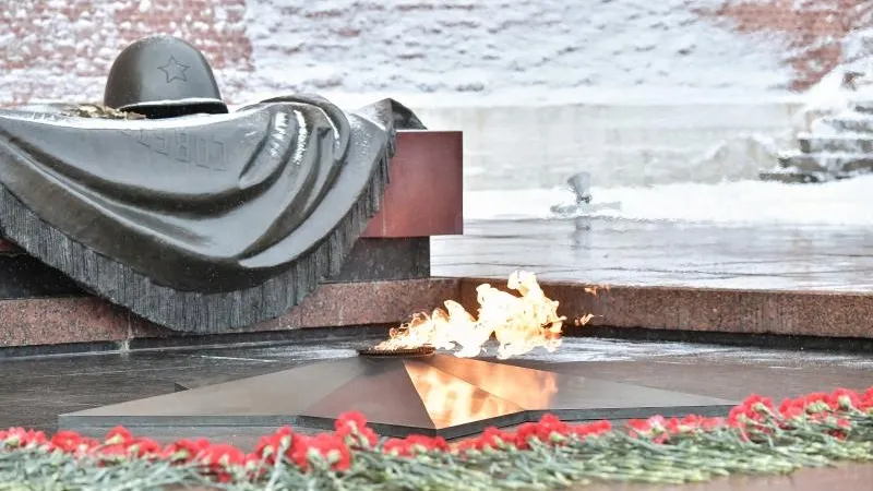 Воробьев возложил цветы к Могиле Неизвестного Солдата