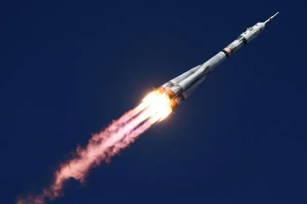 Октябрь 2021 года, запуск ракеты-носителя с космическим кораблем «Союз МС-19» со стартового комплекса «Восток» № 31 космодрома Байконур На борту корабля члены основного экипажа 66-й экспедиции на Международную космическую станцию актриса Юлия Пересильд, космонавт Антон Шкаплеров и режиссер Клим Шипенко.