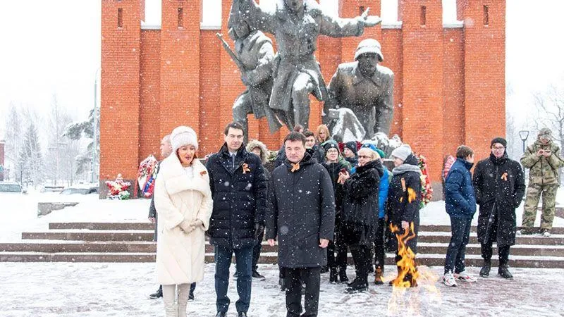 Андрей Воробьев и Татьяна Витушева возложили цветы к памятнику «Воинам сибирякам»