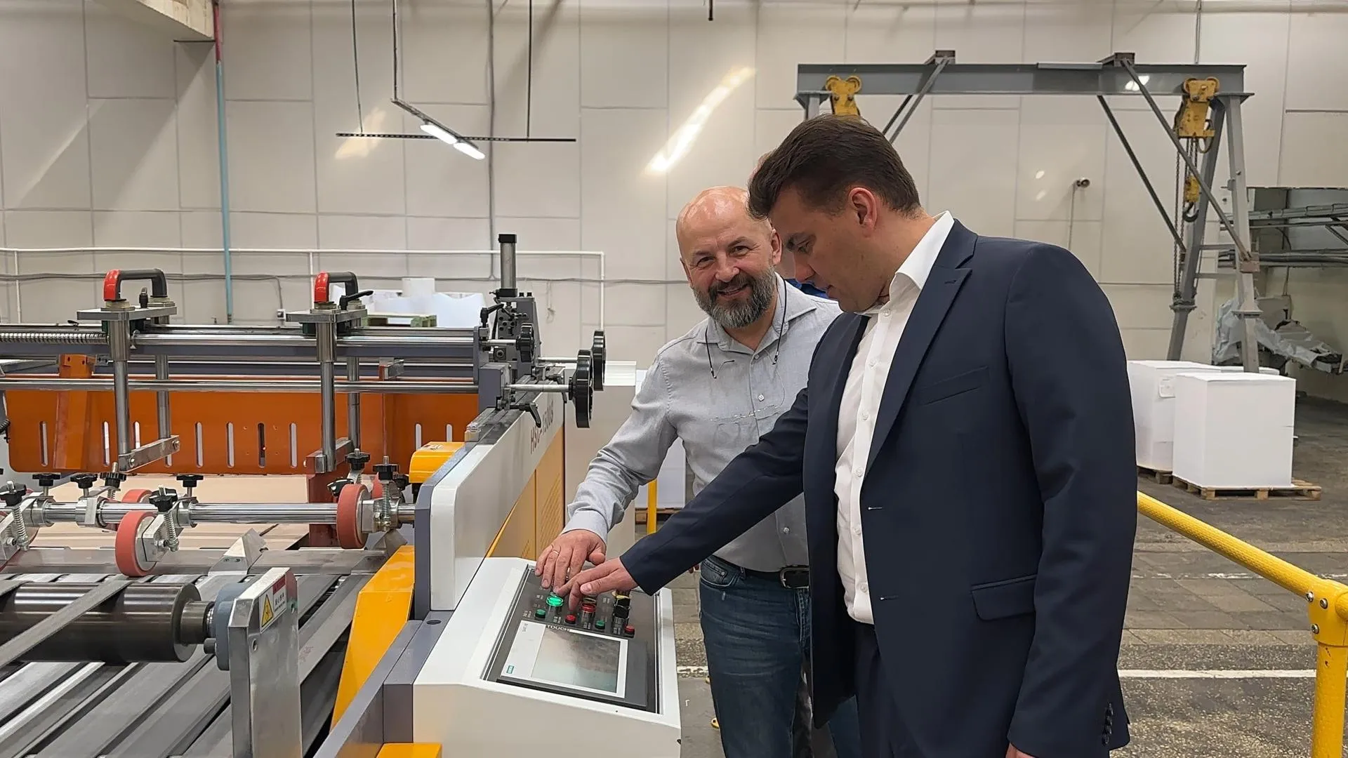 Гендиректор АО «МПК» Алексей Оборин провел для главы округа Дениса Мордвинцева экскурсию по Можайскому полиграфкомбинату с демонстрацией нового оборудования / Фото: пресс-служба АМГО