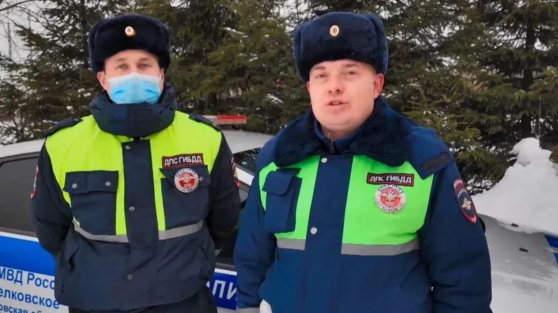 Подмосковные патрульные сопроводили машину с беременной до роддома
