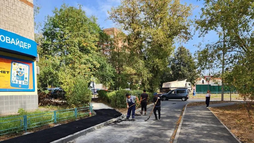 Во дворах Красноармейска оборудовали новые тротуары